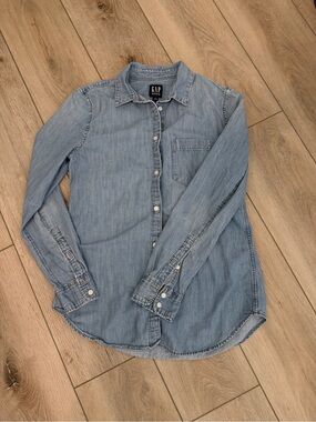 GAP Denim XS Light Wash Chambray Button Down Shirt